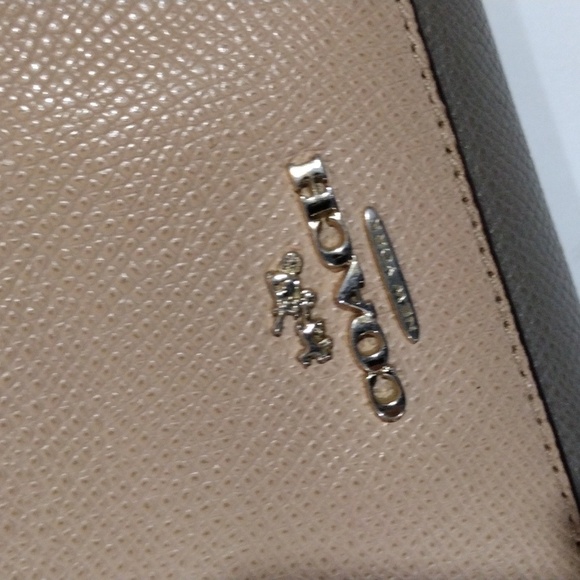 Coach Dual-Tone Brown Leather Zip Wallet – Gold Logo, Stylish Women’s Accessory - Picture 3 of 15